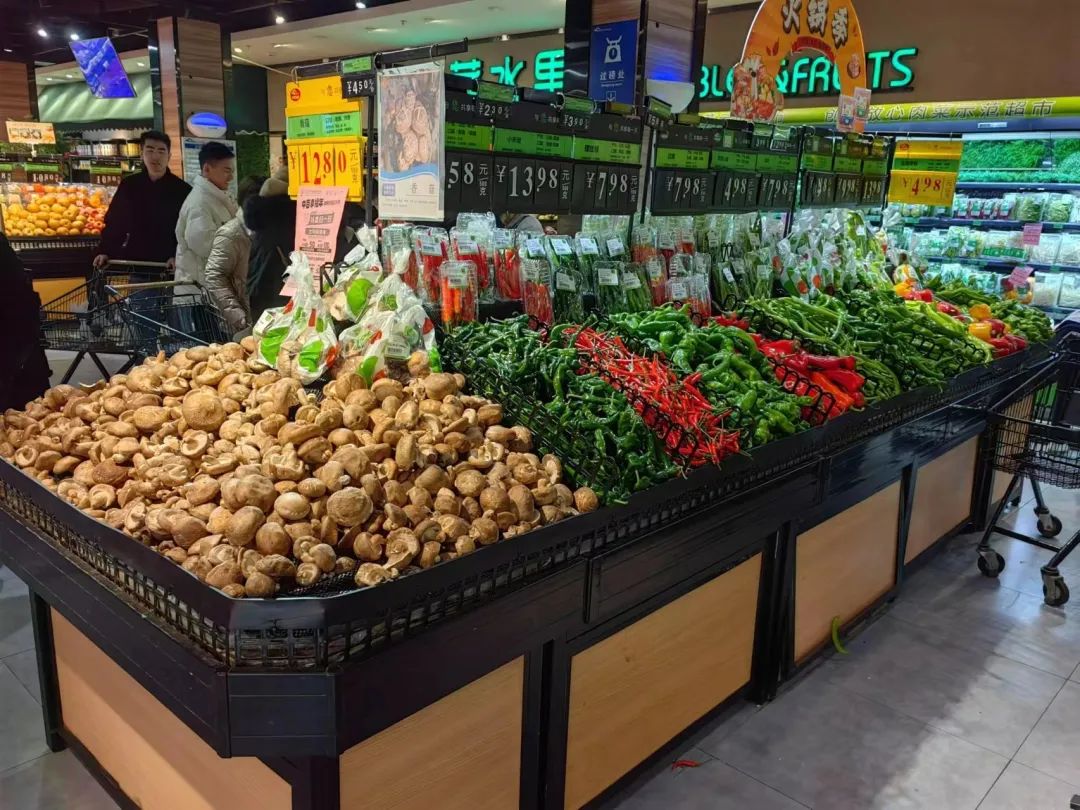 中百仓储黄浦路店里,蔬菜水果摆满货架.通讯员彭庆 摄