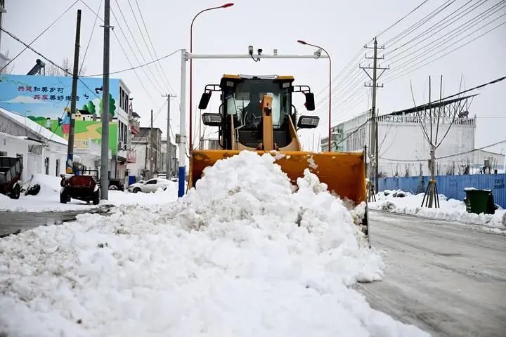 2月2日,在安徽省滁州市凤阳县小溪河镇梨园村,村民蒋华东驾驶铲车除雪