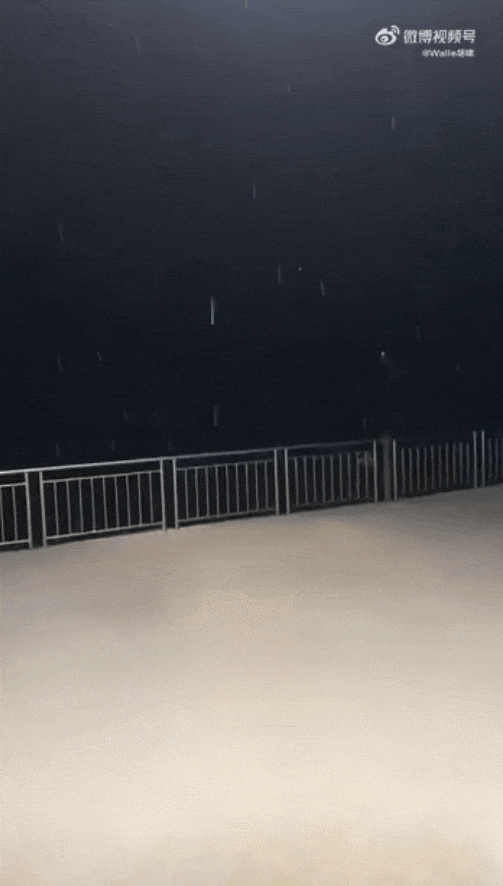 湖北宜昌昨晚出现雷打雪。（视频截图自：@Walle胡啸）