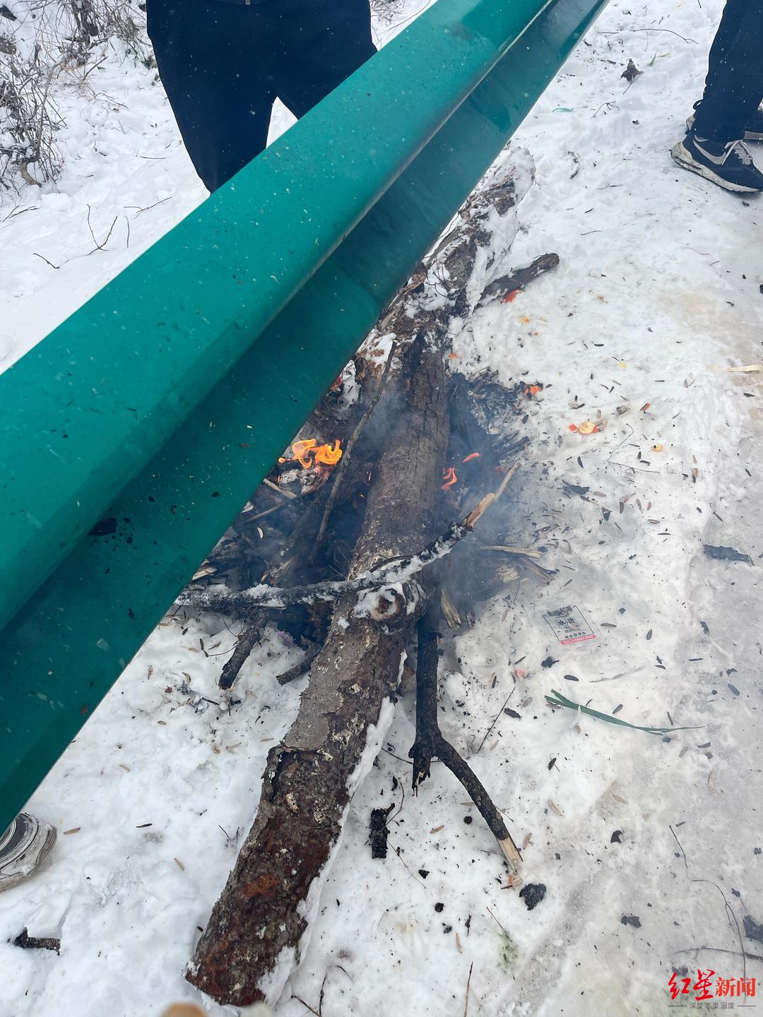 ▲堵在高速路上的乘客烧柴取暖 受访者供图