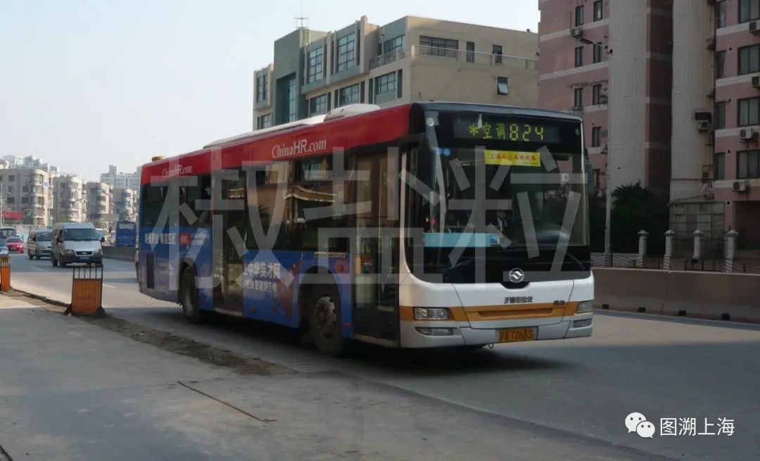 824路dd6109s01型客车,龙华西路(李凯 摄)