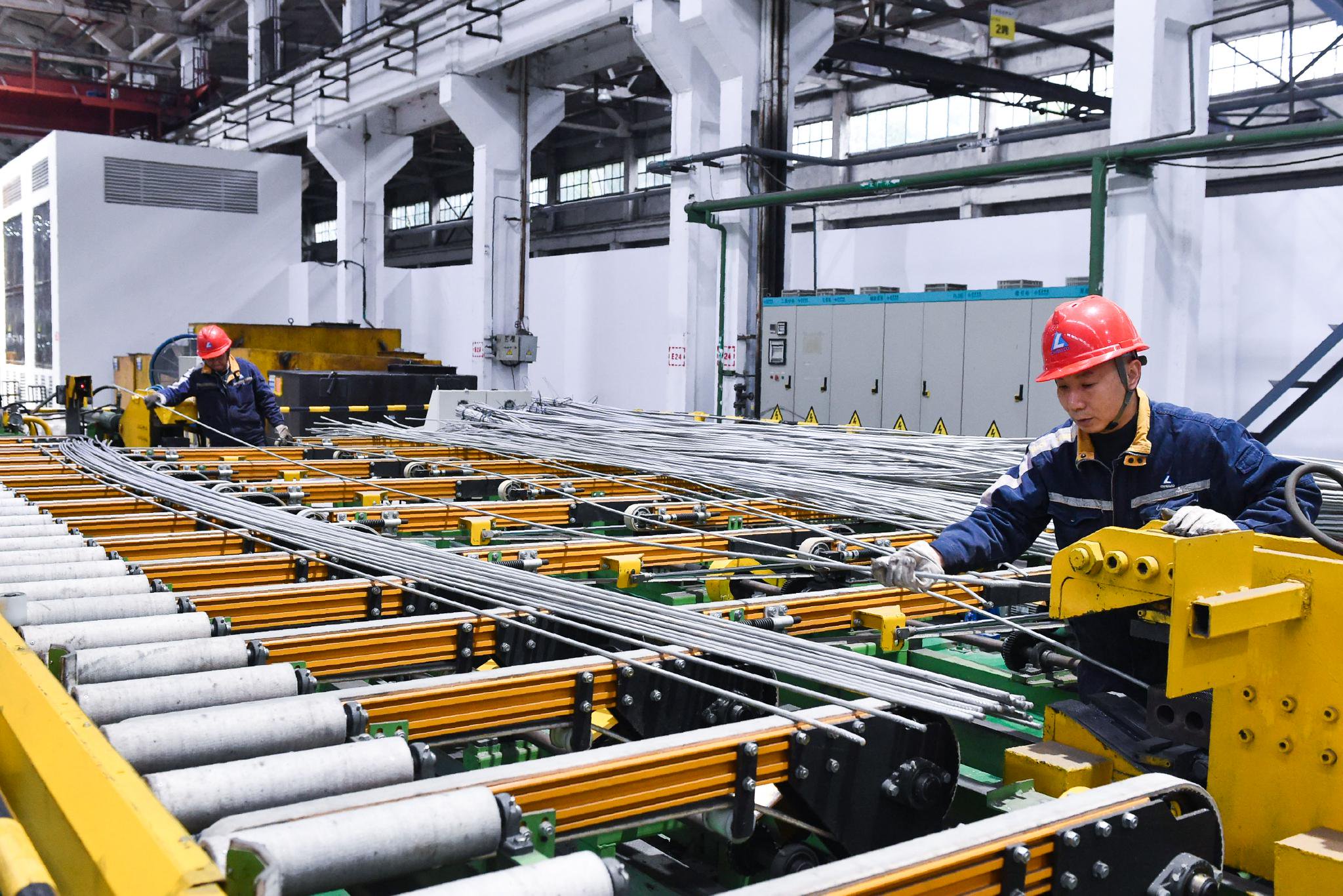 西南铝挤压线在拉伸铝合金小管材.西南铝供图