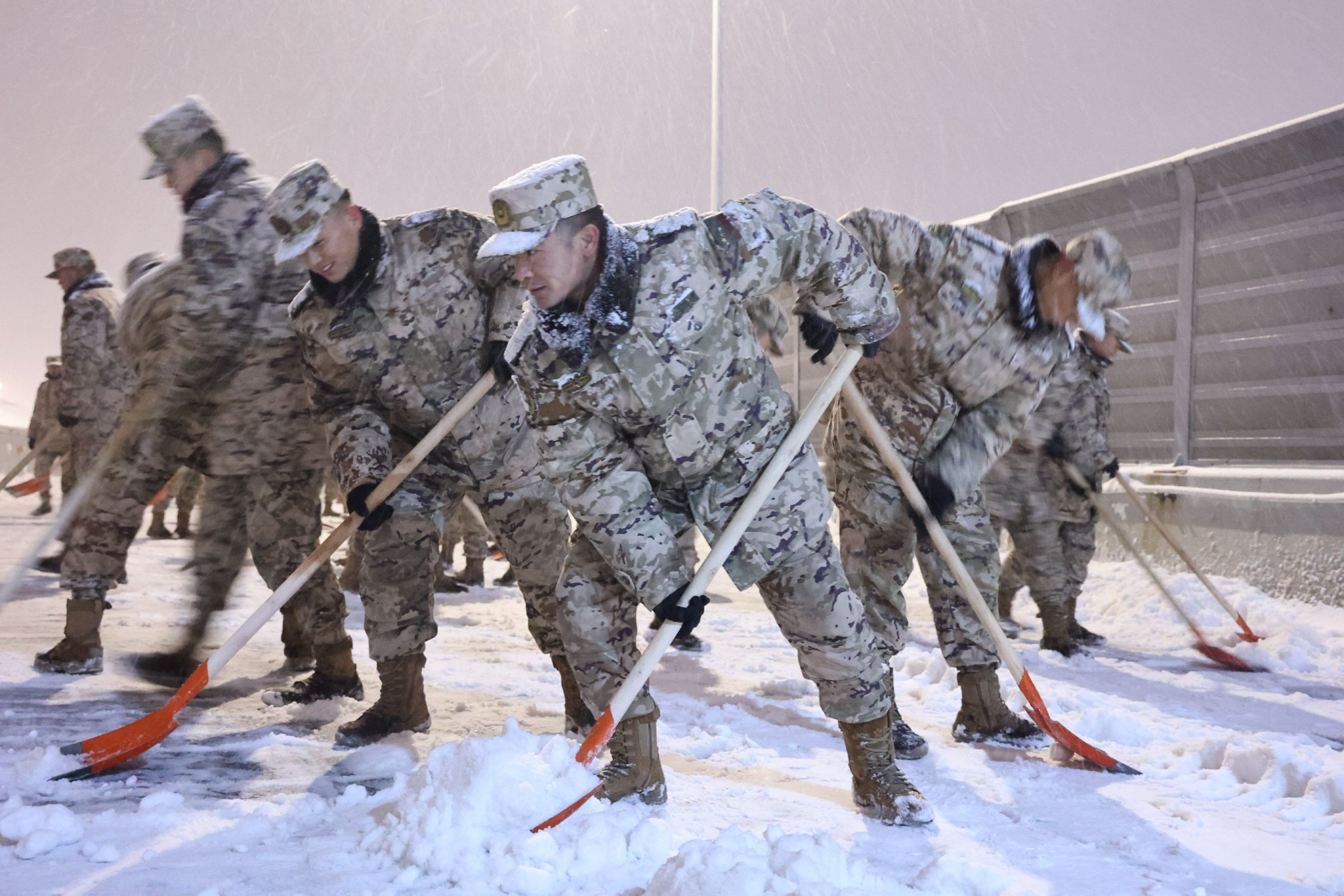 武警湖北总队积极投入雨雪冰冻灾害抢险救援