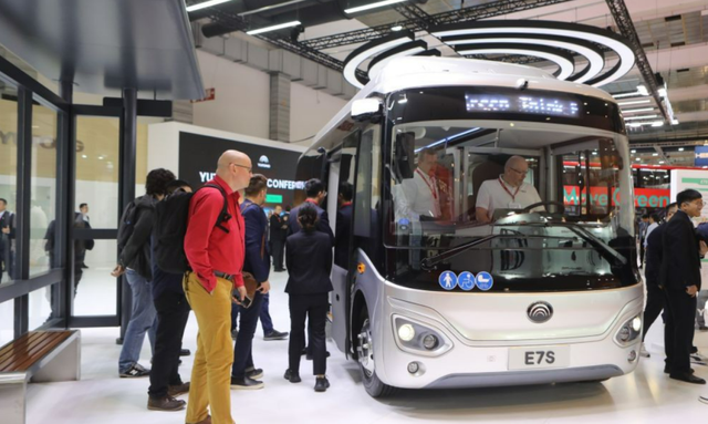 2023年10月，宇通电动巴士在比利时布鲁塞尔参展世界客车博览会。 新华社记者 潘革平摄