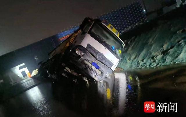 图为货车侧翻的现场