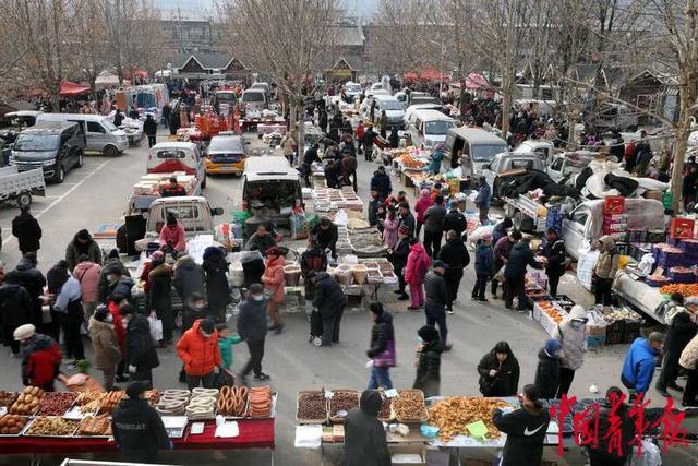 2月4日,北京市门头沟区妙峰山镇永定河畔一处乡村大集,摊位前人头攒动
