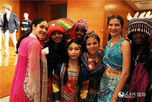 美国青年身穿中国少数民族服装进行了文艺演出.人民网记者李志伟摄