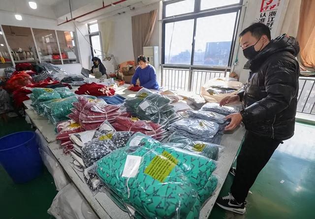 浙江省某服饰仓库,工作人员正在打包发货.