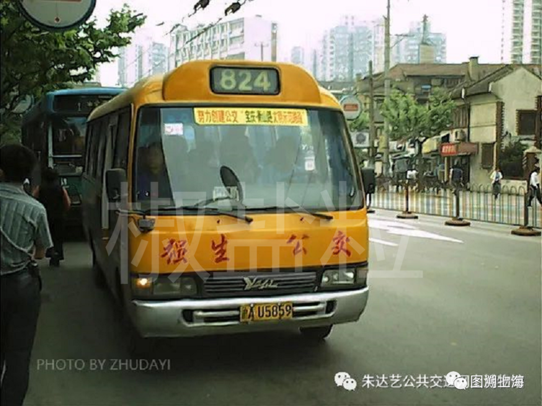 824路yzl6700型中型客车,强生公交,静安寺(朱达艺 摄)