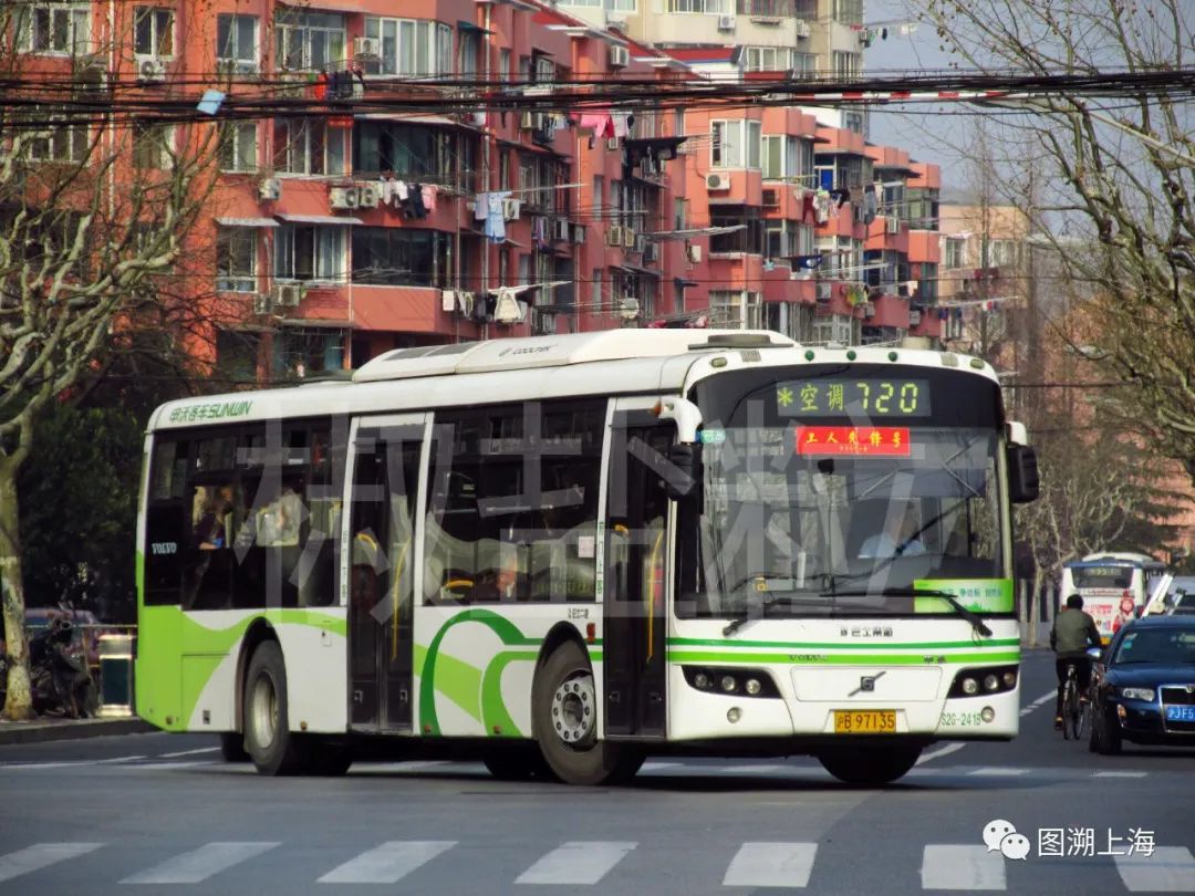 720路swb6120v4le(s2g)型客车,凌云路嘉川路(魏家钧 摄)