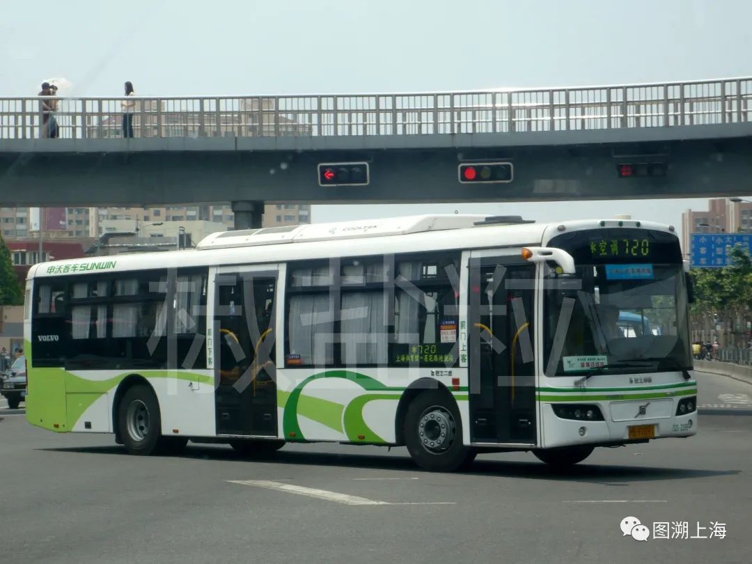 720路swb6120v4le(s2g)型客车,龙吴路龙漕路(李凯 摄)
