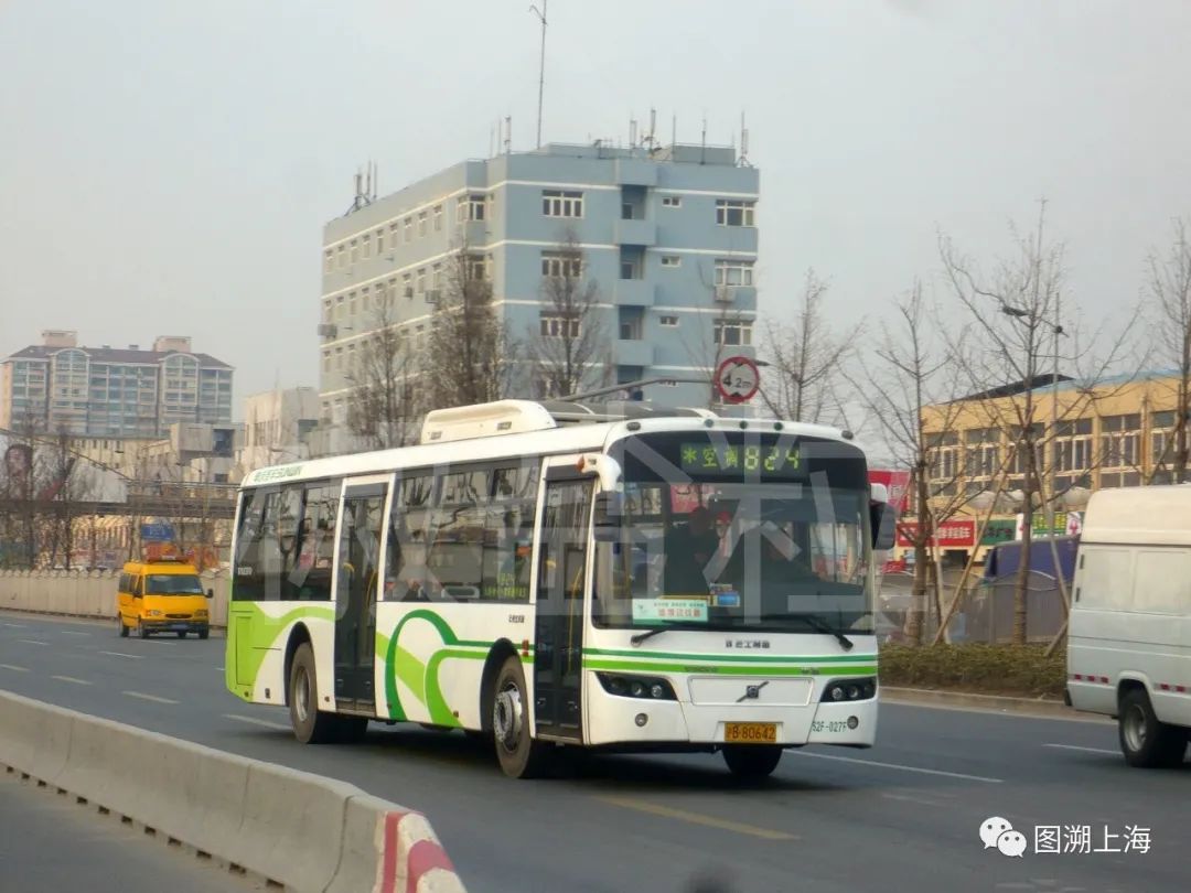 824路swb6120v4(s2f)型客车,新龙华@龙吴路(李凯 摄)