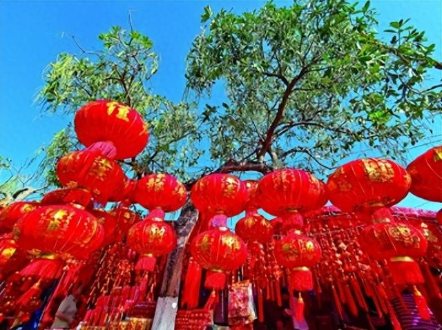 过年挂灯笼是南方地区的风俗,红红火火的灯笼烘托出春节喜庆祥和的