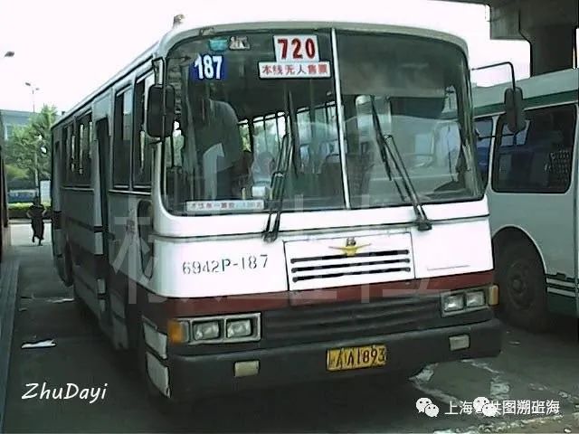 720路sk6942p型客车,上海体育馆@漕溪路(朱达艺 摄)