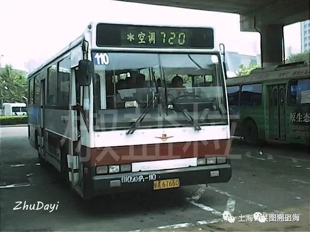 720路sk6105khp1型客车,上海体育馆@漕溪路(朱达艺 摄)