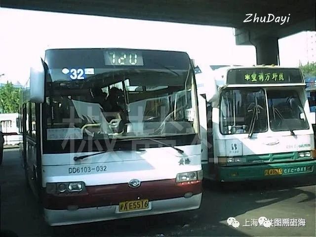 720路dd6103hsc型客车,上海体育馆@漕溪路(朱达艺 摄)