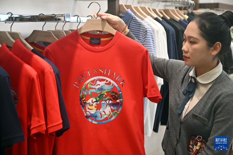 这是在海口日月广场免税店拍摄的龙年主题服装(1月27日摄).