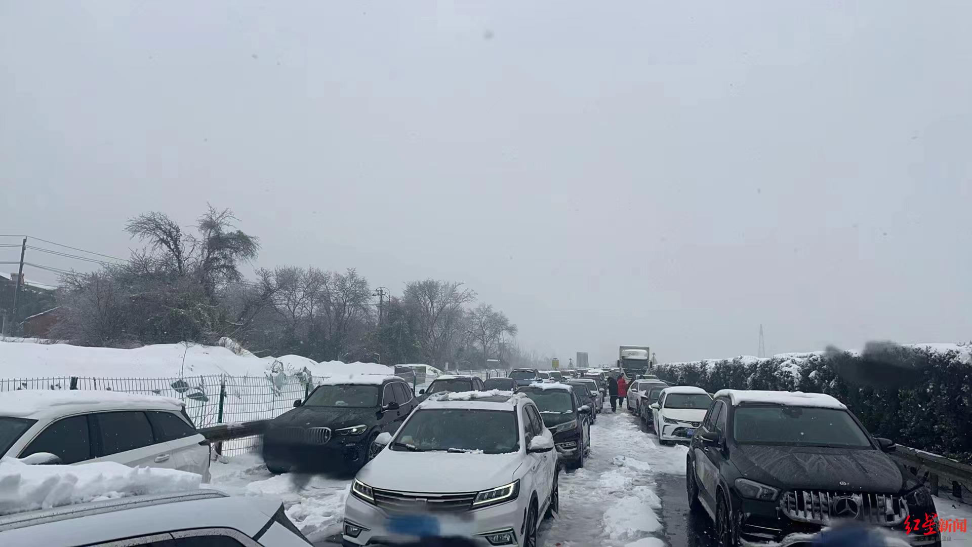 ▲大雪天气导致高速路拥堵 受访者供图 
