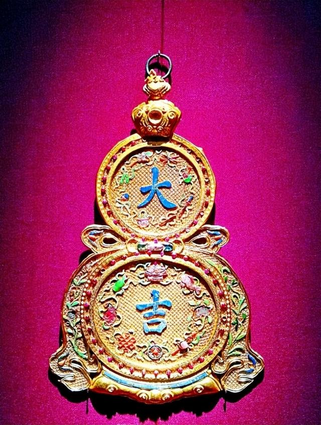 图为故宫博物院藏大吉葫芦挂屏,是清宫春节期间使用的.