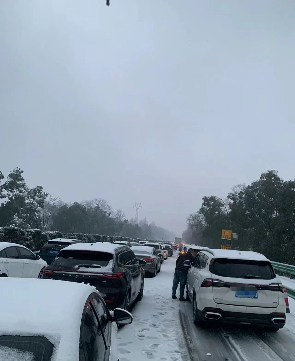 2月3日清晨孝洪高速的堵车情况