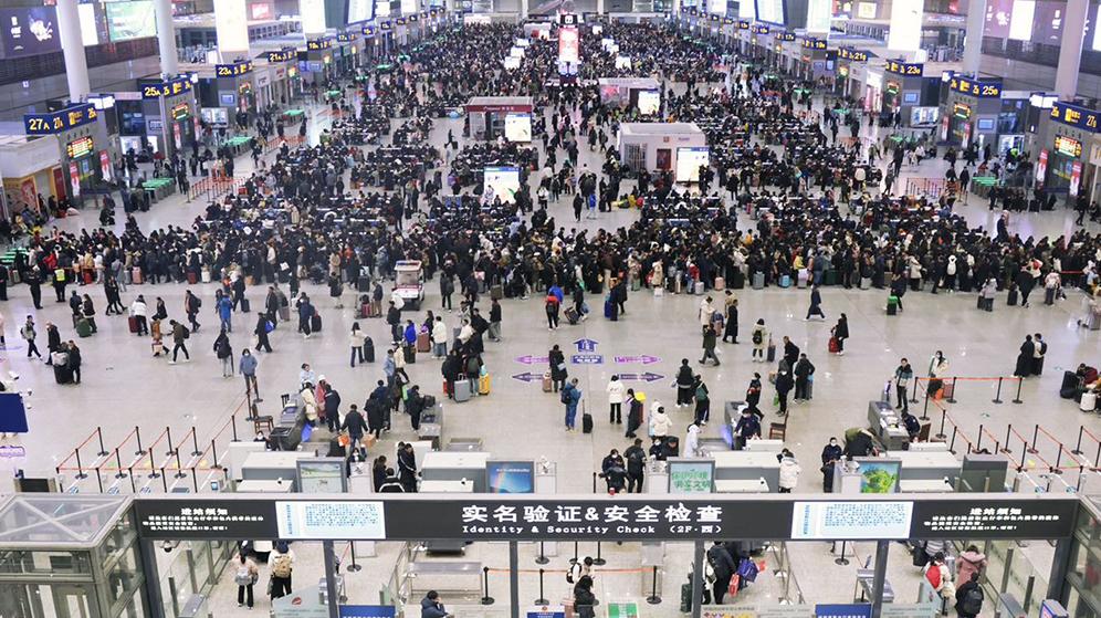 上海三大火车站24小时开放,直击凌晨时分的虹桥站候车
