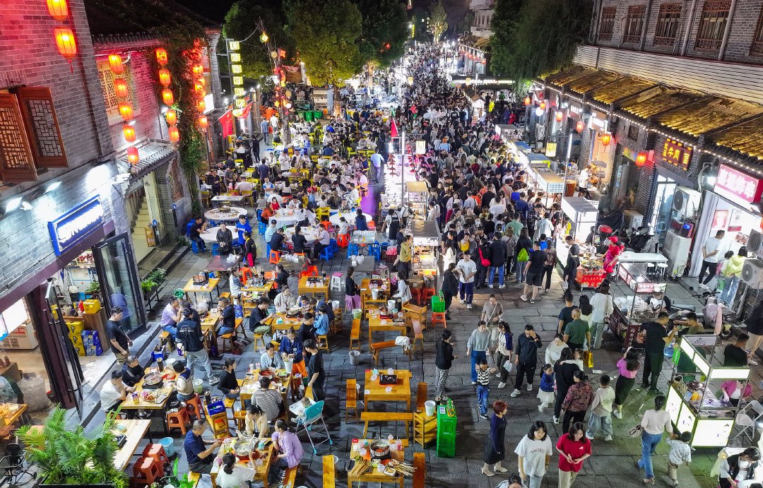 2023年10月3日晚,江苏连云港市盐河巷夜间旅游消费集聚区.视觉中国 图