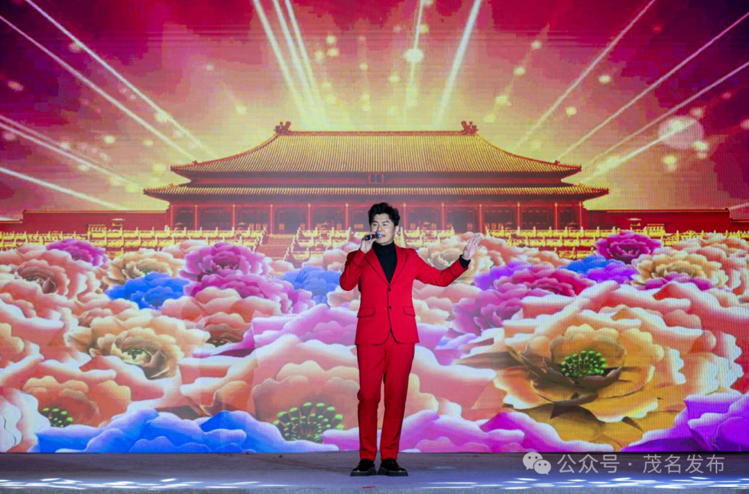 国家一级演员李白闪亮登场，带来独唱《美丽中国走起来》