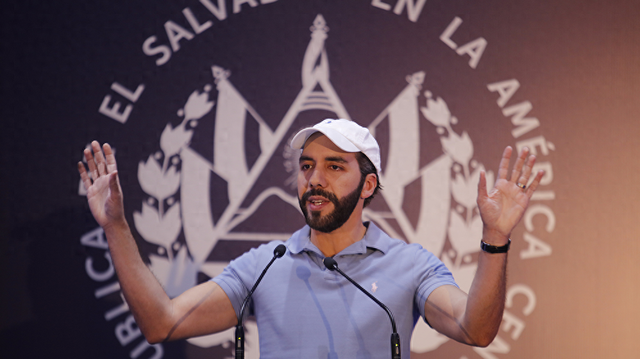 2月4日，在萨尔瓦多圣萨尔瓦多省，新思想党代表的竞选联盟候选人纳伊布·布克尔在新闻发布会上发表讲话。新华社 图