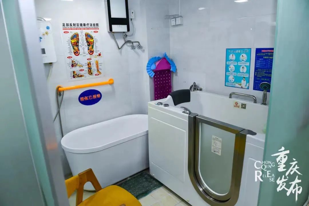 石桥铺街道柏林养老服务站,助浴服务设施.邹乐 摄