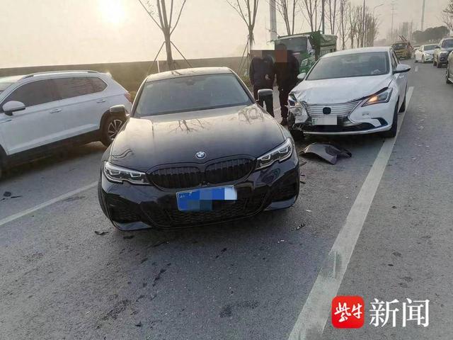 图为两车追尾的现场