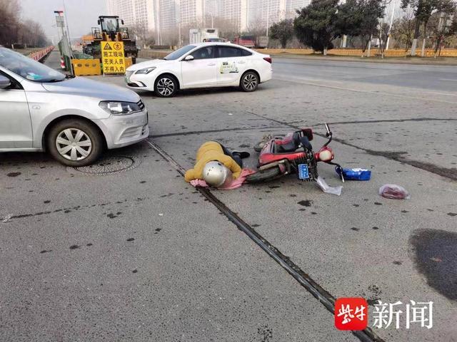 边开车边和朋友聊天,下一秒直接撞翻电动车