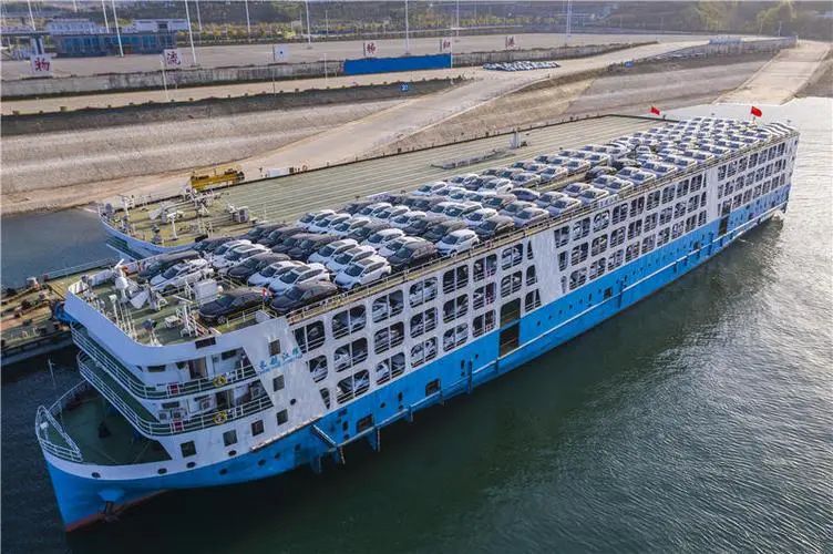 芜湖造船厂造的第一艘汽车滚装船"长航江耀号"