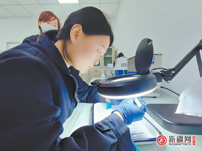 2月4日,在实验室,工程师正在操作仪器检查金属微粒.