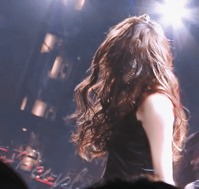 年末的颁奖典礼上,更是将各种新人奖拿到手软,出道曲《bad girl good