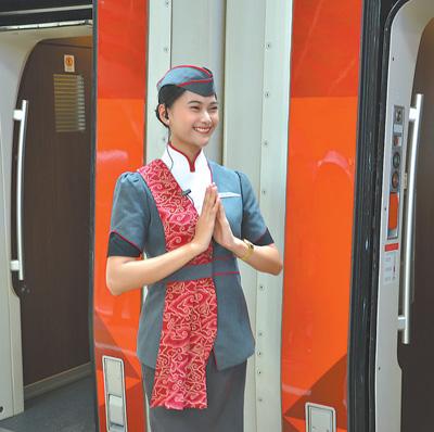 乘务员在迎接乘客.本报记者 李培松摄