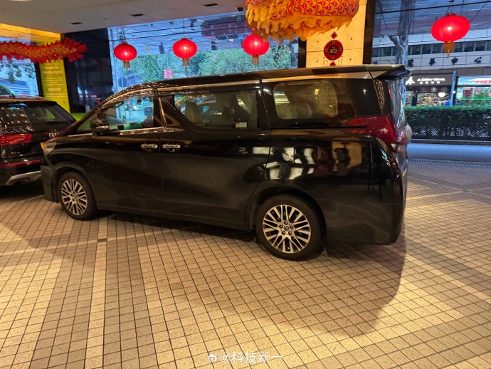 香港见到的最多的两款车:阿尔法和特斯拉!-新浪汽车