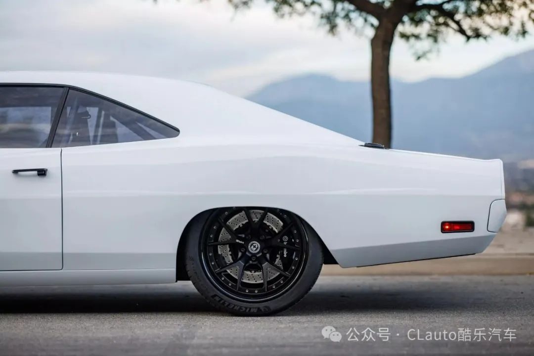 speedkore精致复古改装"幽灵"道奇charger,黑白配色700匹机增 | 酷乐