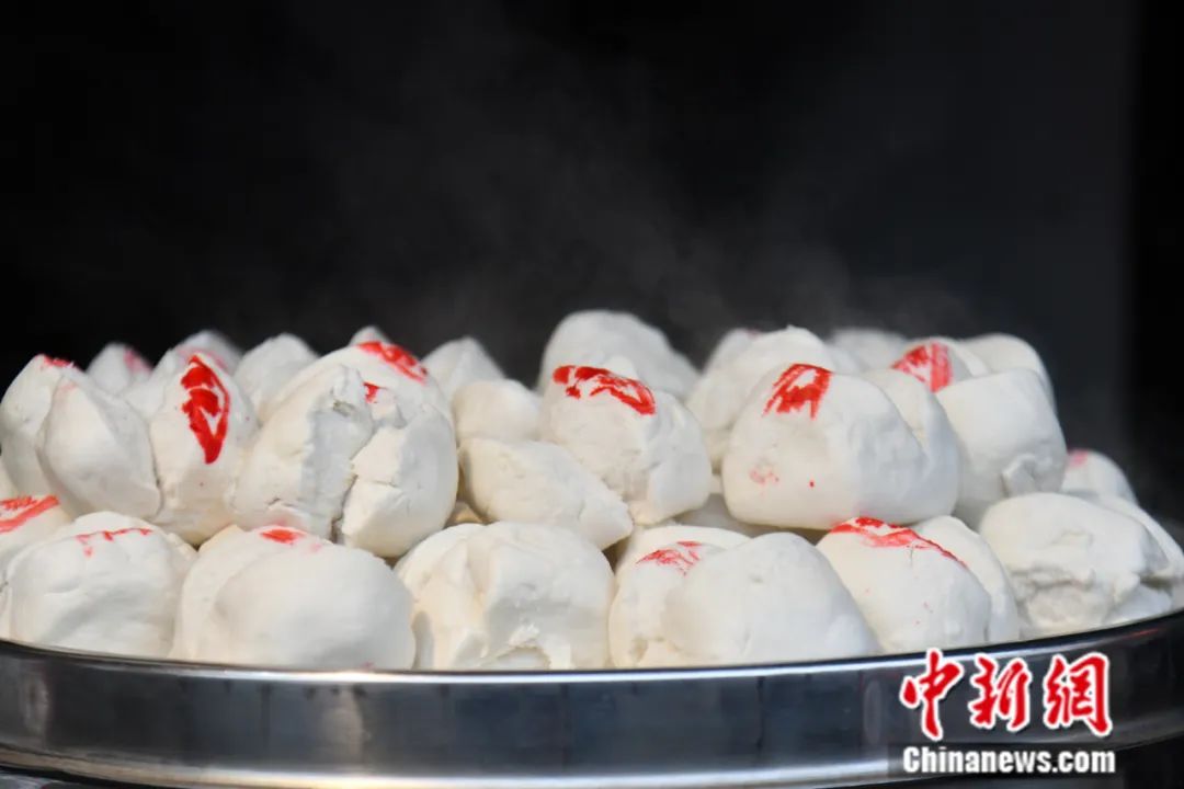 阆中还有"阆中四大怪"之说,包括"醋当饮料卖""牛肉熏黑卖""白糖蒸馍