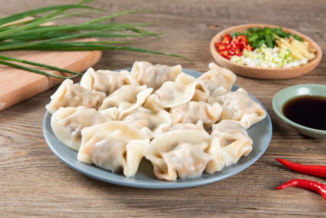 厂长助理徐蒙蒙说:"每年1月,2月是饺子的销售旺季.元旦