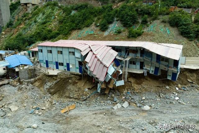 灾害中被山洪冲毁的民工驻地板房。图源：新华社