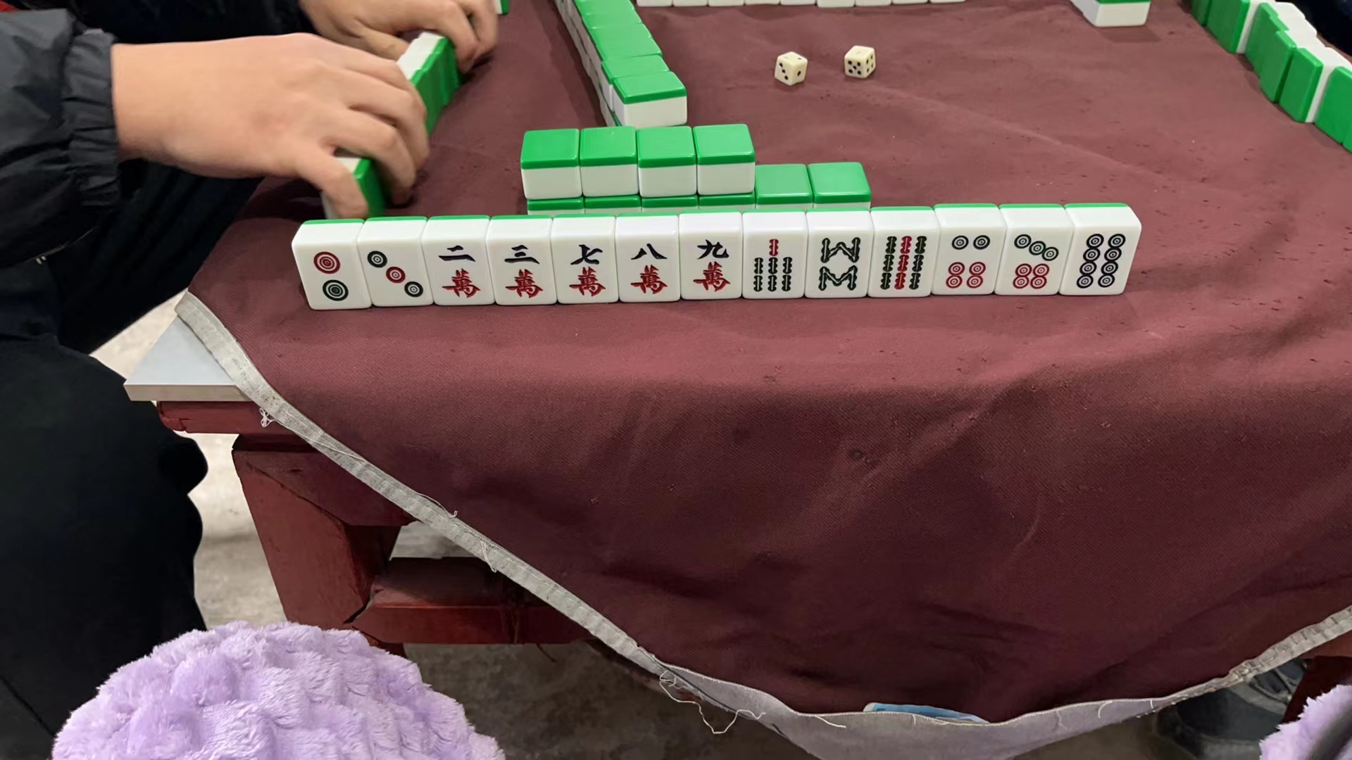 2月2日,梓昕一家陪爷爷打麻将.