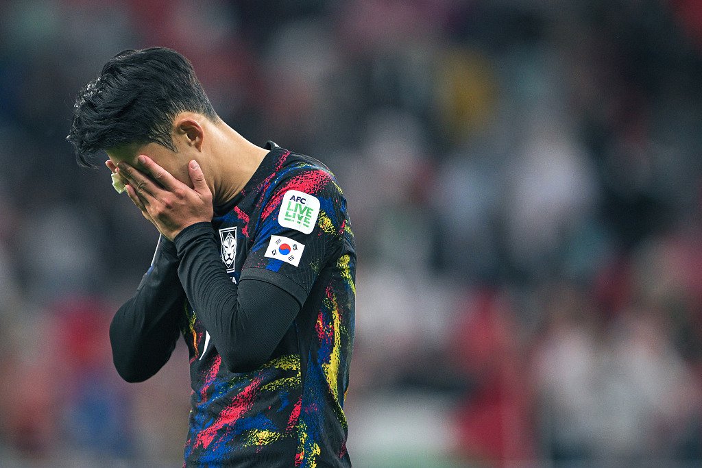 孙兴慜掩面而泣.