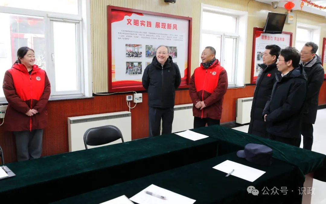 尹力春节前夕看望