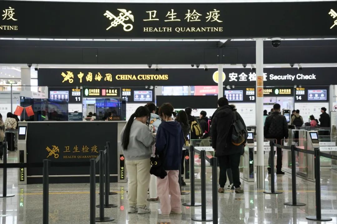 为保障旅客进出境通关平稳有序,近期,杭州萧山机场海关组织开展春运"
