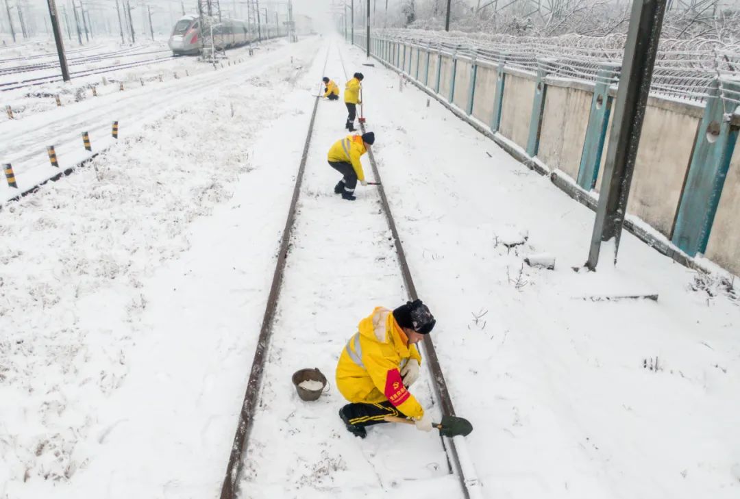 2月4日，武汉高铁工务段工人在清扫轨道上的冰雪（无人机照片）。新华社记者 杜子璇 摄