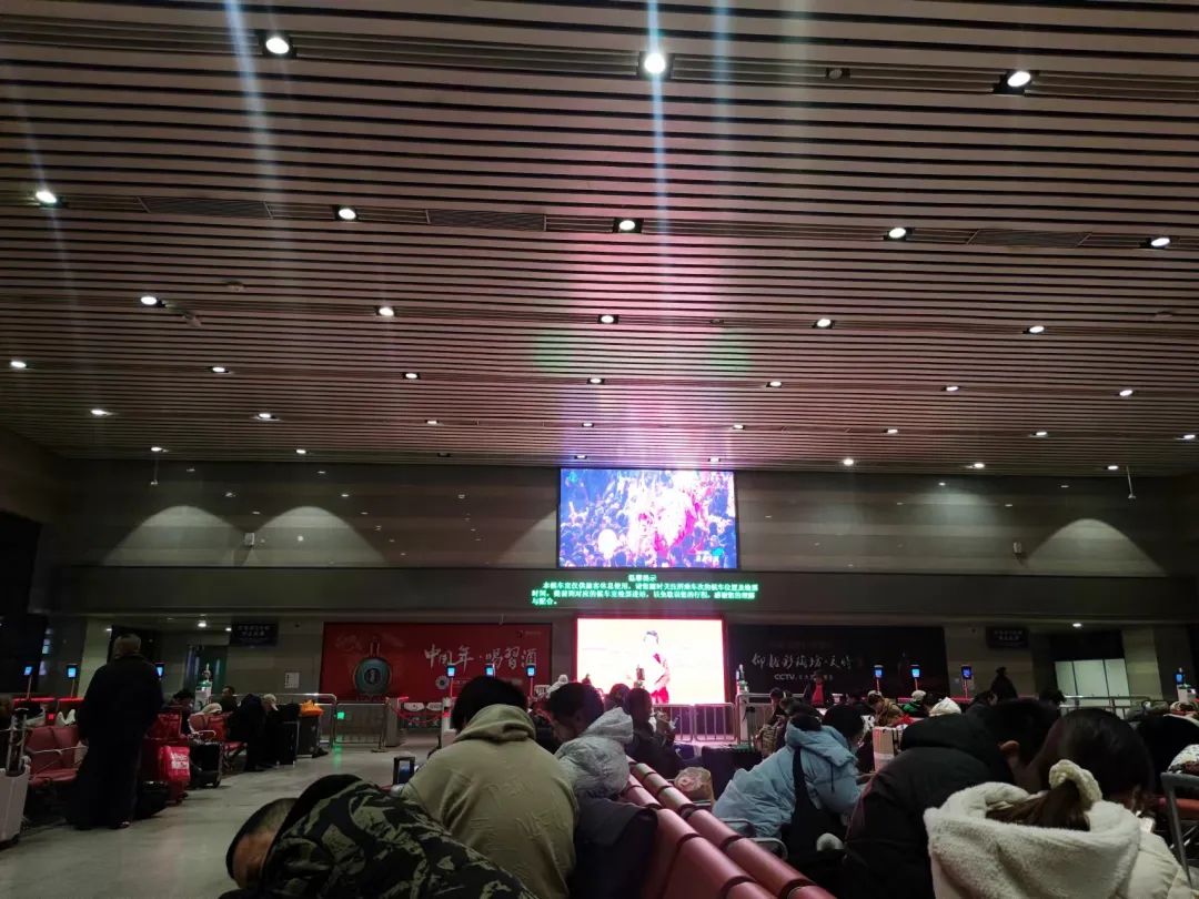 凌晨的北京西站.  新京报记者 赵敏 摄