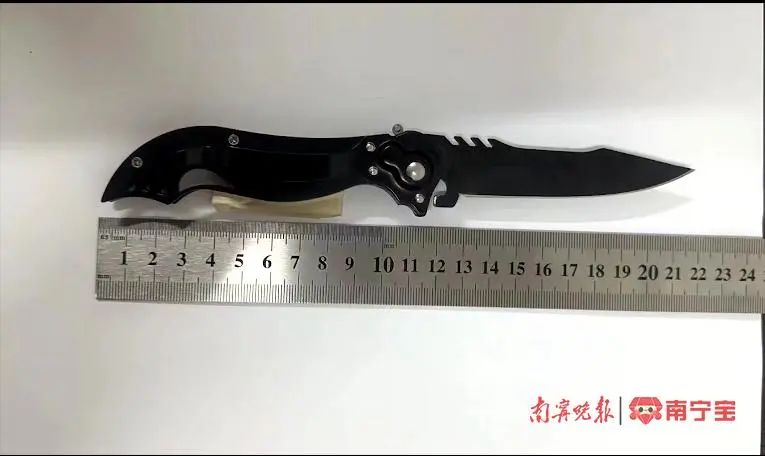 铁路民警查获的管制刀具