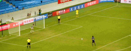 在点球大战中，门将章琮玺扑出了日本队两个点球。