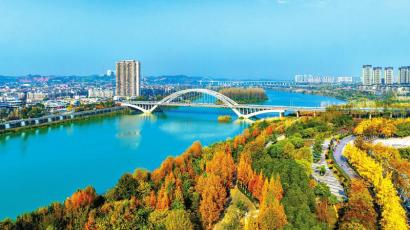 资阳城内沱江水平静湛蓝. 张天富 摄(c视觉)