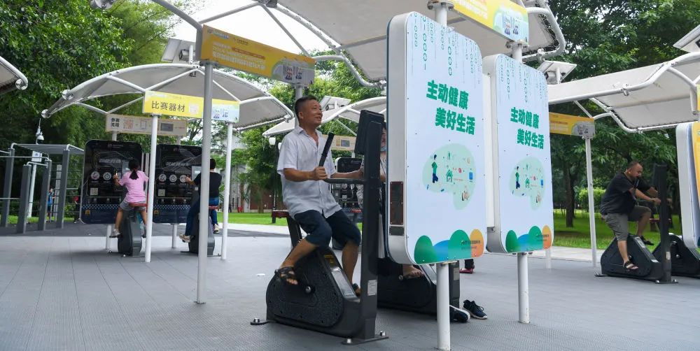 2022年8月8日，在深圳莲花山公园的室外智能健身房，市民群众进行健身运动（梁旭/摄）